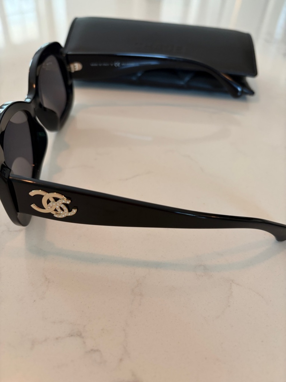 CHANEL Black Glossy Oversized Round-Edge Sunglasses - Picture 4 of 5